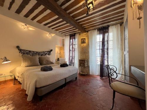1 dormitorio con 1 cama grande en una habitación en Le Regardeur en Saint-Rémy-de-Provence