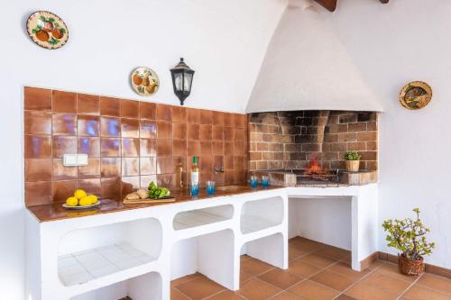 カラン・ボッシュにあるVilla Petunia by Villa Plusのキッチン(白いカウンタートップ付)