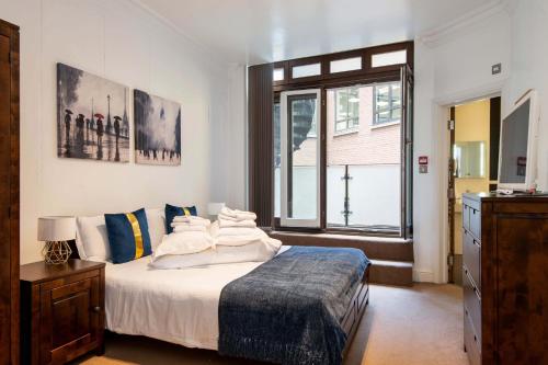 Un pat sau paturi într-o cameră la Apartment 3, 48 Bishopsgate by City Living London