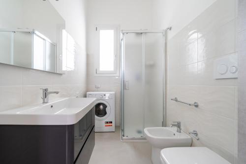 ein Bad mit einem Waschbecken, einem WC und einer Dusche in der Unterkunft Residence Jolly Mare by BarbarHouse in Torre Lapillo