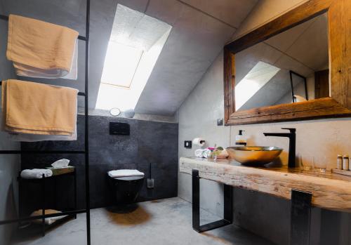 uma casa de banho com um lavatório e um espelho em Blue Bell Penzión em Košice