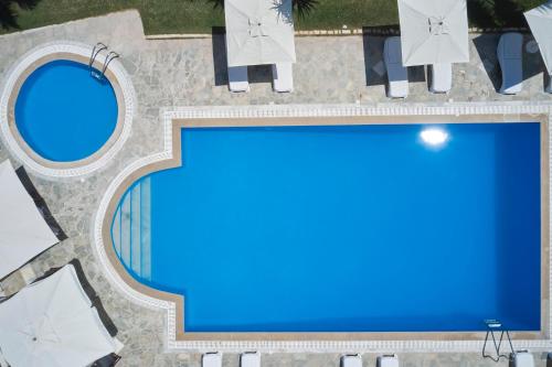 an overhead view of a swimming pool at a resort at Polos Hotel Paros in Parikia