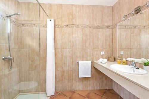 A bathroom at Villa Violeta by Villa Plus