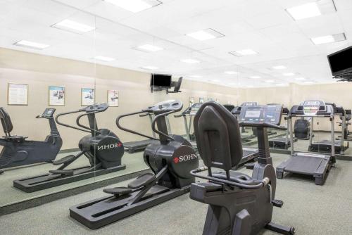 Gimnasio o instalaciones de fitness de Days Inn & Suites by Wyndham York