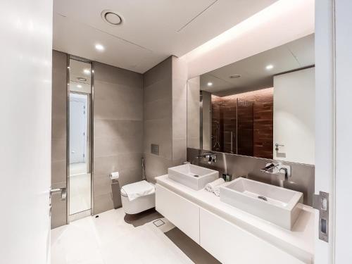 Koupelna v ubytování Luton Vacation Homes - Luxury & Sea View 2BR plus Maid apt, Bluewater, Dubai - 30AB9