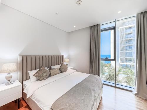 Postel nebo postele na pokoji v ubytování Luton Vacation Homes - Luxury & Sea View 2BR plus Maid apt, Bluewater, Dubai - 30AB9
