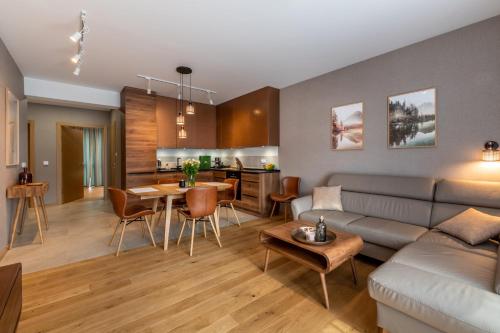 uma sala de estar com um sofá e uma mesa em SZARY WILK Apartament Szczyrk em Szczyrk