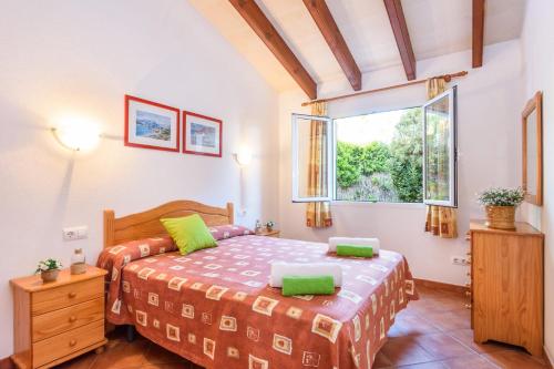 um quarto com uma cama e uma janela em Villa Mango by Villa Plus em Cala'n Bosch