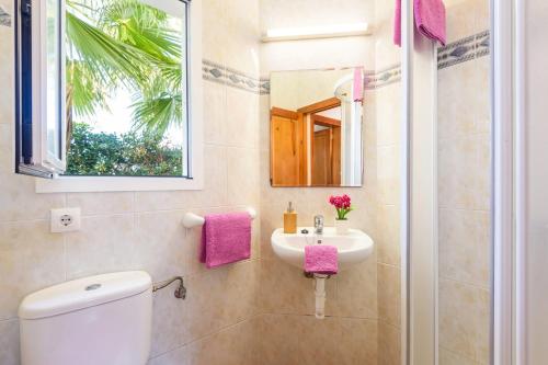 A bathroom at Villa Mikel by Villa Plus