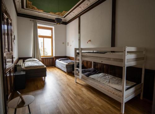 a room with two bunk beds and a window at tRAUMhaus in Erfurt