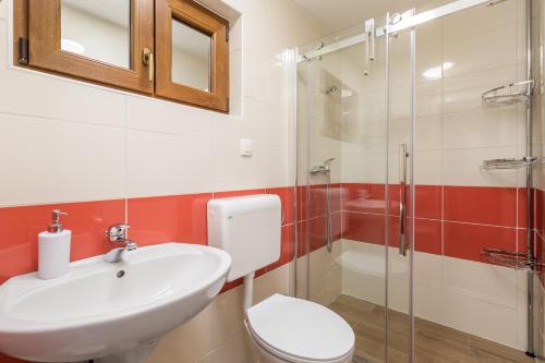 W łazience znajduje się umywalka, toaleta i prysznic. w obiekcie Cute & Green w mieście Opatija