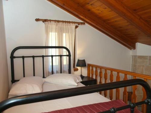 a bedroom with a bed and a window at Villa Internity in Alikampos
