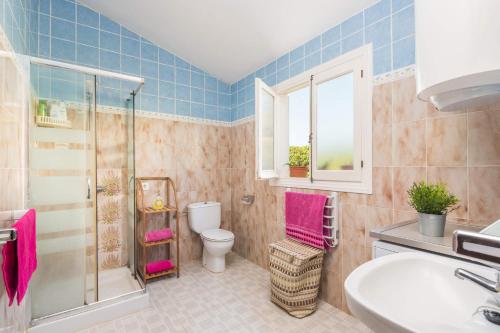 ein Badezimmer mit Dusche, Toilette und Waschbecken in der Unterkunft Villa Vera by Villa Plus in Cala'n Bosch