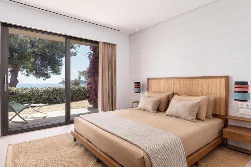 Un pat sau paturi într-o cameră la Pelagoon Skiathos
