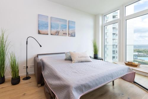 a bedroom with a bed and a large window at Strandträumer in Pelzerhaken