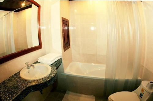 Un baño con lavabo, bañera e inodoro. en Mom's Guesthouse, en Siem Reap