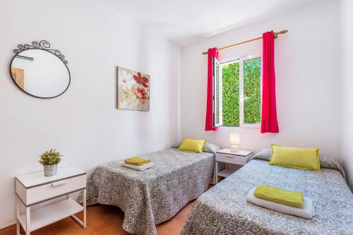 卡拉恩弗卡特Villa Orca by Villa Plus的有两张床和一面镜子的卧室