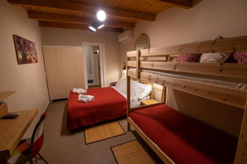 Dviaukštė lova arba lovos apgyvendinimo įstaigoje Agriturismo La Collina dei Cavalieri