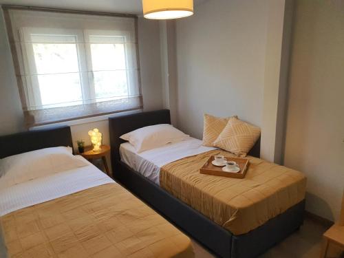 1 dormitorio con 2 camas y bandeja de comida en Jasmine Villa en Vari