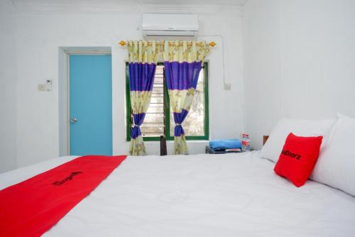 Giường trong phòng chung tại RedDoorz Syariah @ Ndalem Kembang Sore Yogyakarta