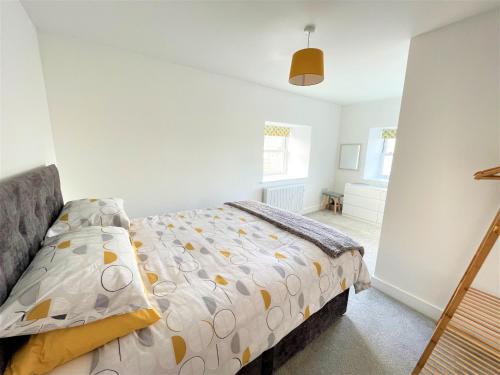 un dormitorio con una cama en una habitación en Modern 2 Bed Apt Centre Of Penzance, Lift Access, en Penzance