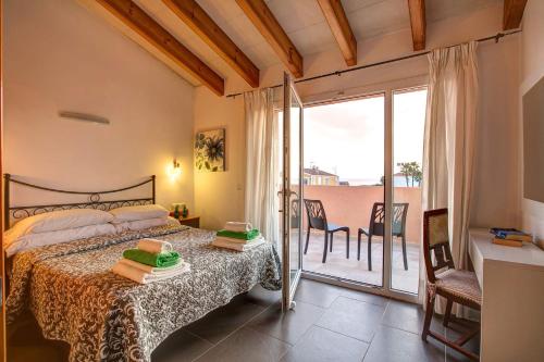 A bed or beds in a room at Villa Serena Forcat by Villa Plus