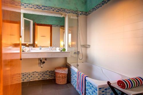A bathroom at Villa Serena Forcat by Villa Plus
