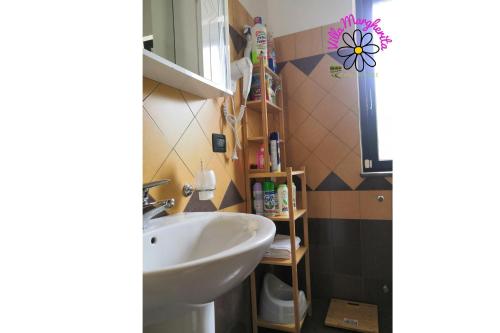 ein Bad mit einem Waschbecken und einem Spiegel in der Unterkunft VILLA MARGHERITA in Rogiano Gravina