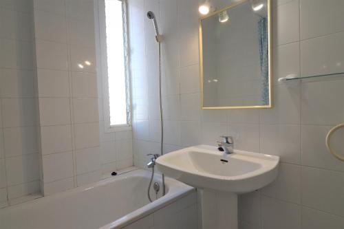 A bathroom at Mediterraneo 2 3 6 Roses - Immo Barneda