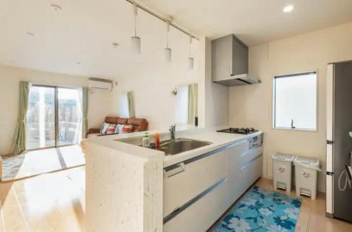 Cuisine ou kitchenette dans l'établissement ゆうゆう布佐駅新築戸建Free Wifi