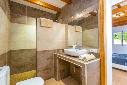 a bathroom with a sink and a toilet at Villa De La Luz by Villa Plus in Punta Prima