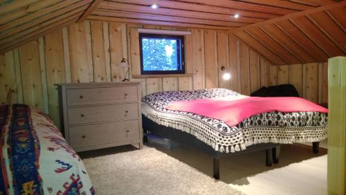1 dormitorio con 1 cama y vestidor en una habitación en Revontuli Cottage, en Kolari
