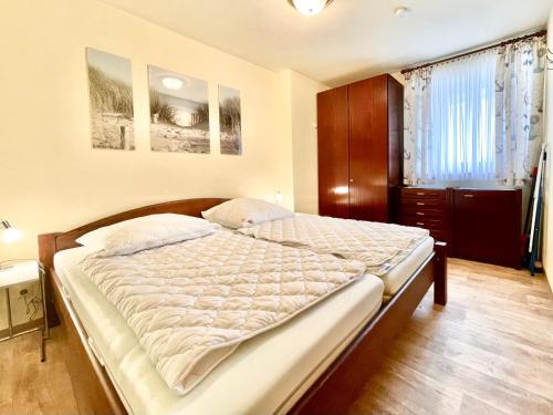 - une chambre avec un grand lit dans l'établissement Haus "Nautilus" Appartement NAU004, à Cuxhaven