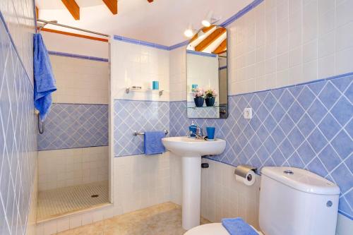 uma casa de banho com um WC, um lavatório e um chuveiro em Villa Claudia by Villa Plus em S'Algar