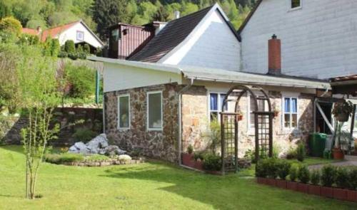 una casa de ladrillo con un jardín delante de ella en Haus Bergfried SORGENFREI BUCHEN en Wieda