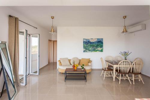 Χώρος καθιστικού στο Hillside Seaview Apartment