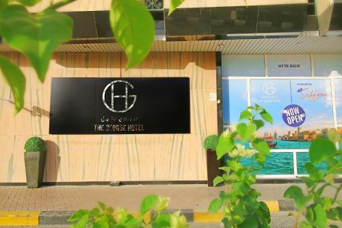 ドバイにあるThe George Hotel by Saffron, Dubai Creekの壁の看板付き店舗