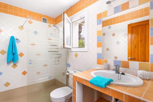 A bathroom at Villa Beltran by Villa Plus