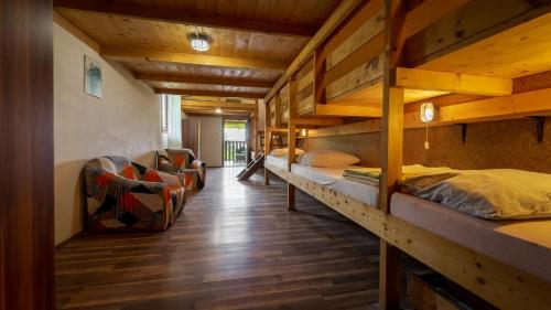 Poschodová posteľ alebo postele v izbe v ubytovaní Planinarski dom Skrad