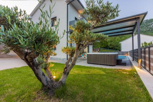 Κήπος έξω από το Villa Saric