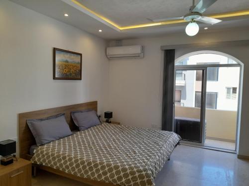 1 dormitorio con 1 cama y ventilador de techo en Nicely Furnished Holiday Apartment in Bugibba, en St Paul's Bay