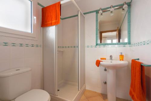 een badkamer met douche, toilet en wastafel bij Villa Laurel by Villa Plus in Alaior