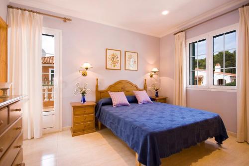 Llit o llits en una habitació de Villa Manuel by Villa Plus