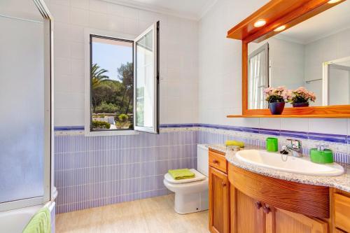 een badkamer met een wastafel en een toilet bij Villa Manuel by Villa Plus in Son Parc