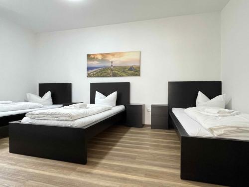 pokój z 2 łóżkami w pokoju w obiekcie SAD190 - Zentrale Moderne Monteurwohnungen w mieście Schwandorf
