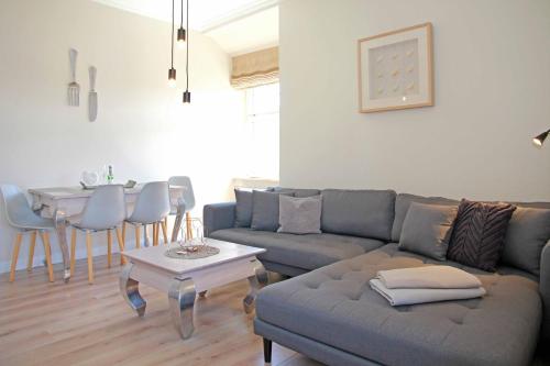 ein Wohnzimmer mit einem Sofa und einem Tisch in der Unterkunft Villa Gudrun in Westerland