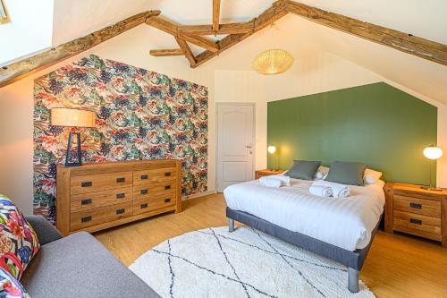um quarto com uma cama grande e um sofá em KER CASE A NOU - Belle Longère familiale à la campagne à 10 minutes de Vannes em Monterblanc