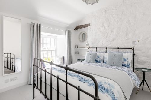 Ένα ή περισσότερα κρεβάτια σε δωμάτιο στο Tregwary Cottage