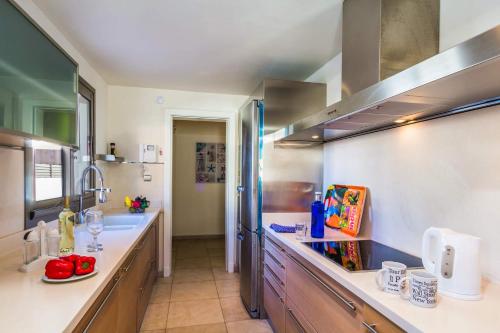 A kitchen or kitchenette at Villa Sirena by Villa Plus