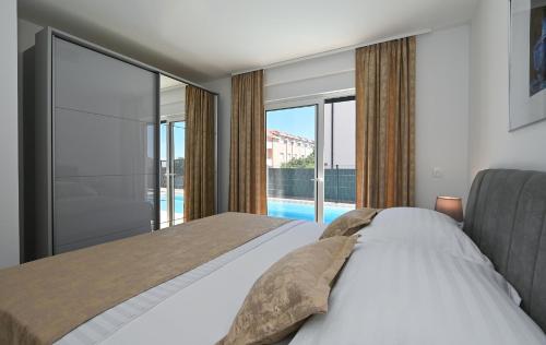 Postel nebo postele na pokoji v ubytování Luxury Apartment Maravic with Private Pool